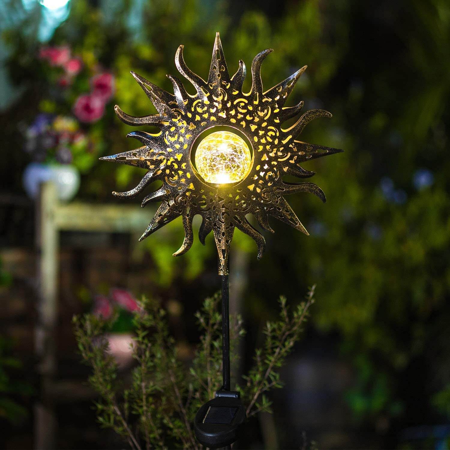 Soldrevet utendørslampe i retrostil, en vakker hagedekorasjon.