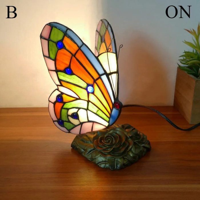 Elegant retro bordlampe med sommerfuglmotiv, glassmaleri skaper unik vintage belysning til hjemmet.