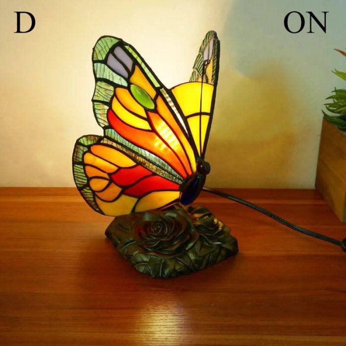 Dekorativ retro sommerfugl bordlampe med glassmaleri, vintage LED-belysning for stilfull hjemmedekor.