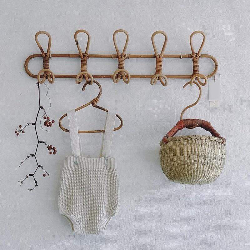 Nærvisning av funksjonelle kroker på en retro rattan vegghaker, ideell for hjeminnredning