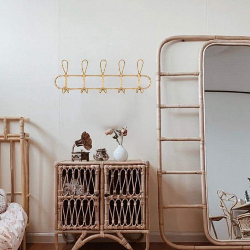 Bohem rattan vegghaken med naturlig finish, gir dekorativ oppbevaring i retro stil