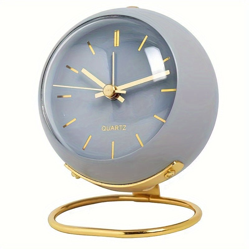 Elegant vekkerklokke med retro design, stille tikk og behagelig nattlysfunksjon.