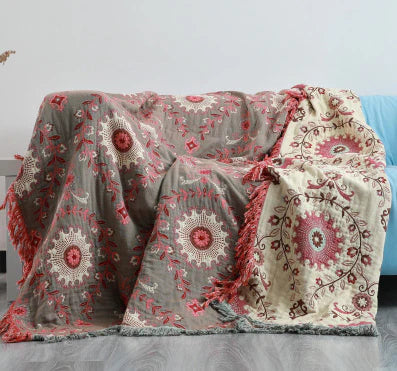 Vakkert nordisk design teppe med sjarmerende fugle- og blomstermotiv. Reversibelt for stuen.