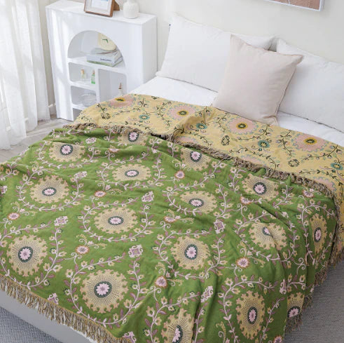Fargerikt gulvteppe med levende fugle- og blomsterdesign. Reversibelt, slitesterkt og enkelt å rengjøre.