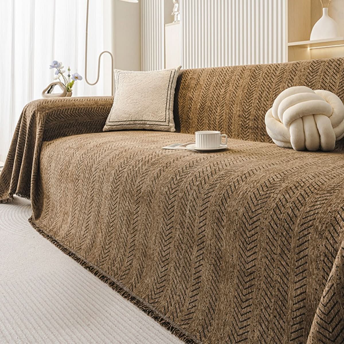 Ripebestandig sofatrekk i myk chenille. Fiskebeinsmønster for et moderne hjem og beskyttelse av sofa.