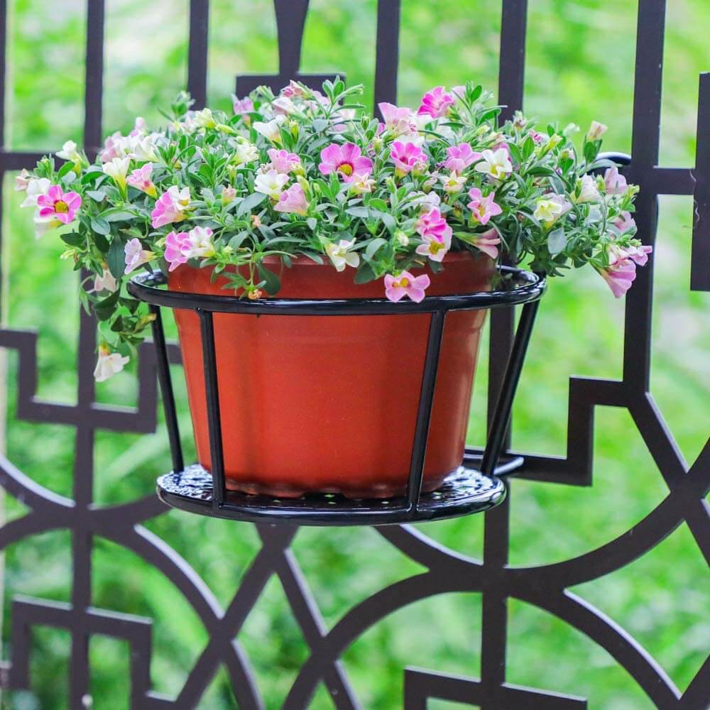 Slitesterkt plantestativ i jern til hage og terrasse. Egnet for alle typer potteplanter og blomster.