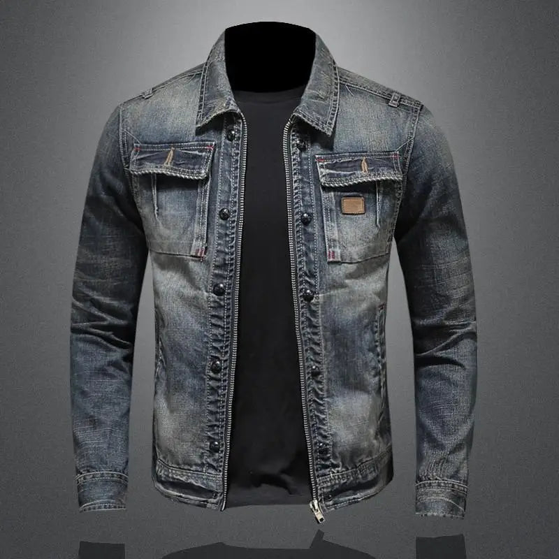 Klassisk herrejakke i robust denim med funksjonell knapplukking. Allsidig hverdagsjakke med brystlommer.