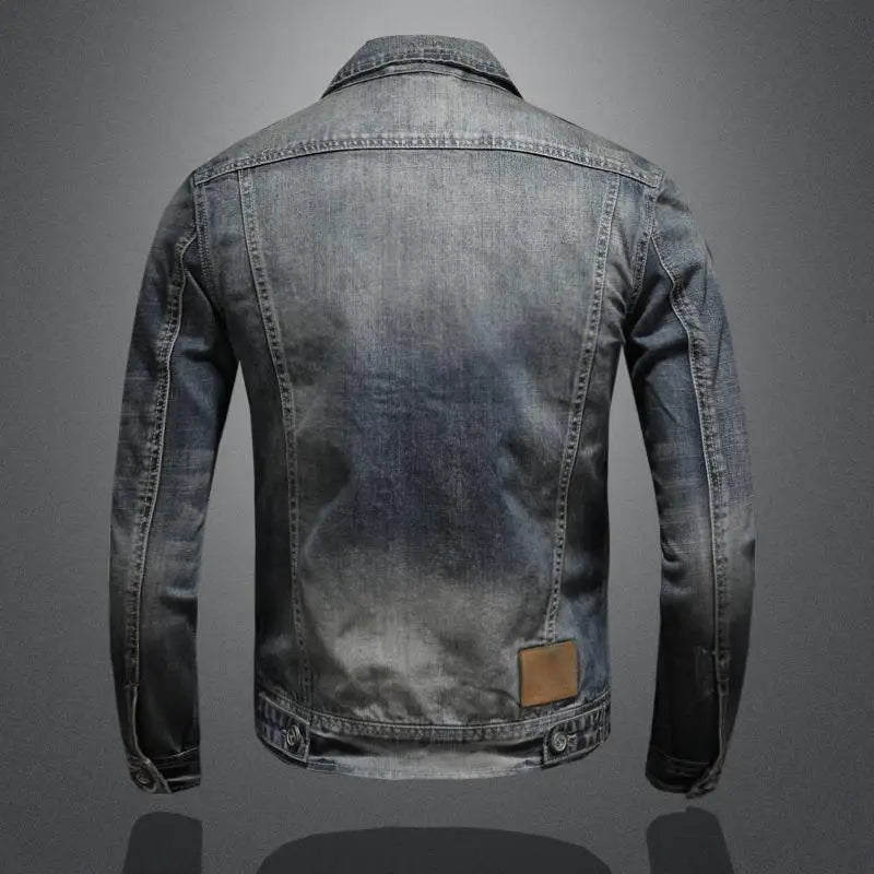 Casual herrejakke med robust look og knapplukking, ideell for hverdagsbruk. Stilfullt ytterplagg i denim.