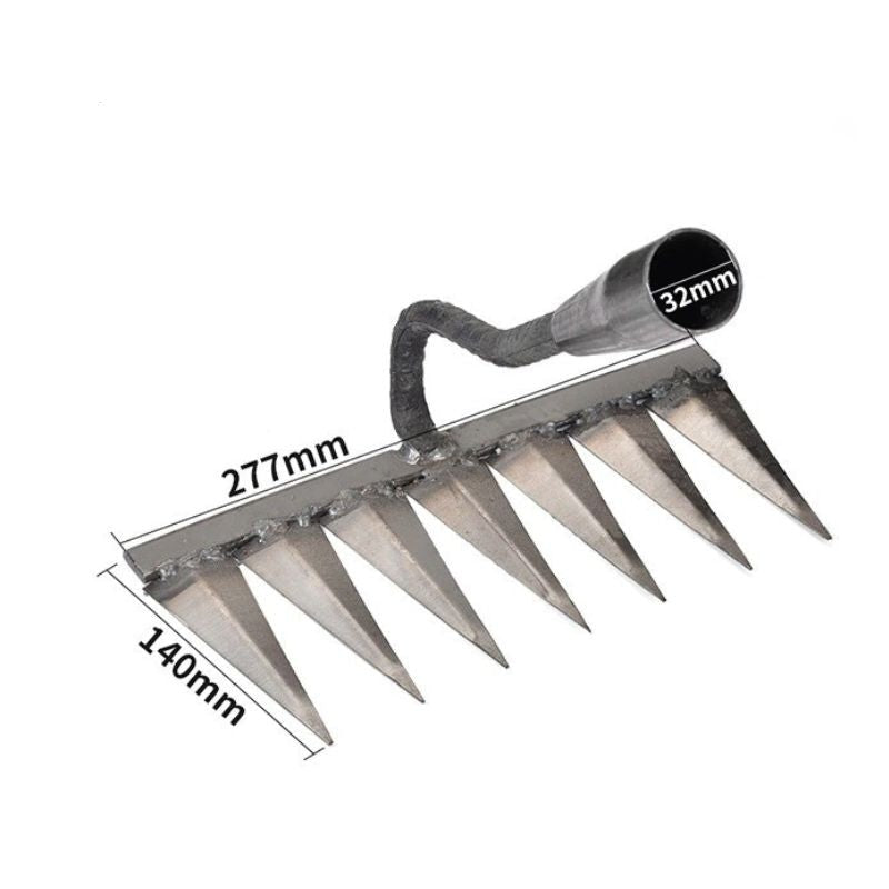 "Robust karbonstål hagehakke med ergonomisk håndtak, perfekt for ugressluking og jordbearbeiding i hagen."