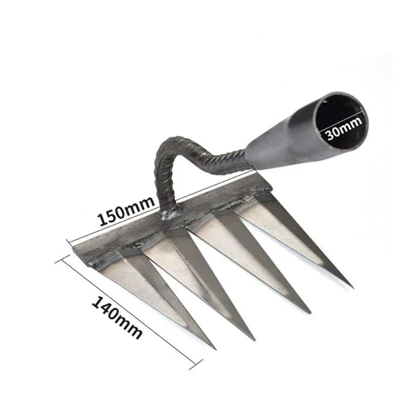 "Robust karbonstål hagehakke med ergonomisk håndtak, perfekt for ugressluking og jordbearbeiding i hagen."