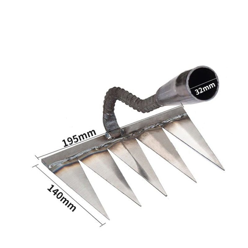 "Robust karbonstål hagehakke med ergonomisk håndtak, perfekt for ugressluking og jordbearbeiding i hagen."