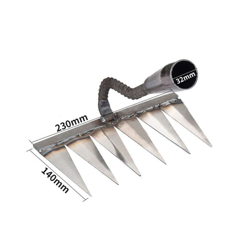 "Robust karbonstål hagehakke med ergonomisk håndtak, perfekt for ugressluking og jordbearbeiding i hagen."