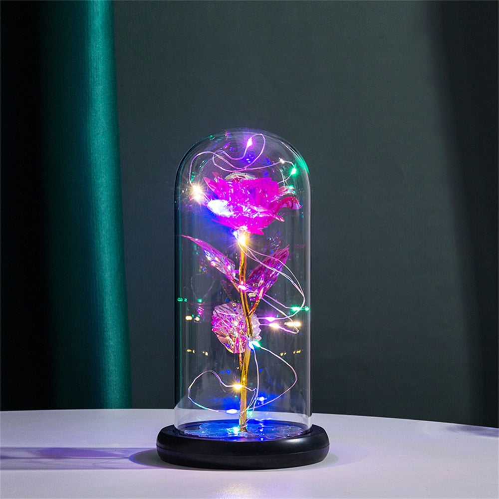 Romantisk Rosekuppel Lys på en hylle, lyser opp rommet med sin varme glød fra den evige rosen og LED-lysene i kuppelen.