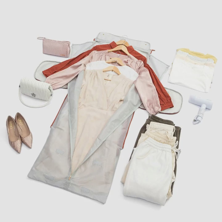 "Romslig JenniBag håndbagasje i beige, 60L, med avtakbare hjul og innovativ design for moderne reisende."