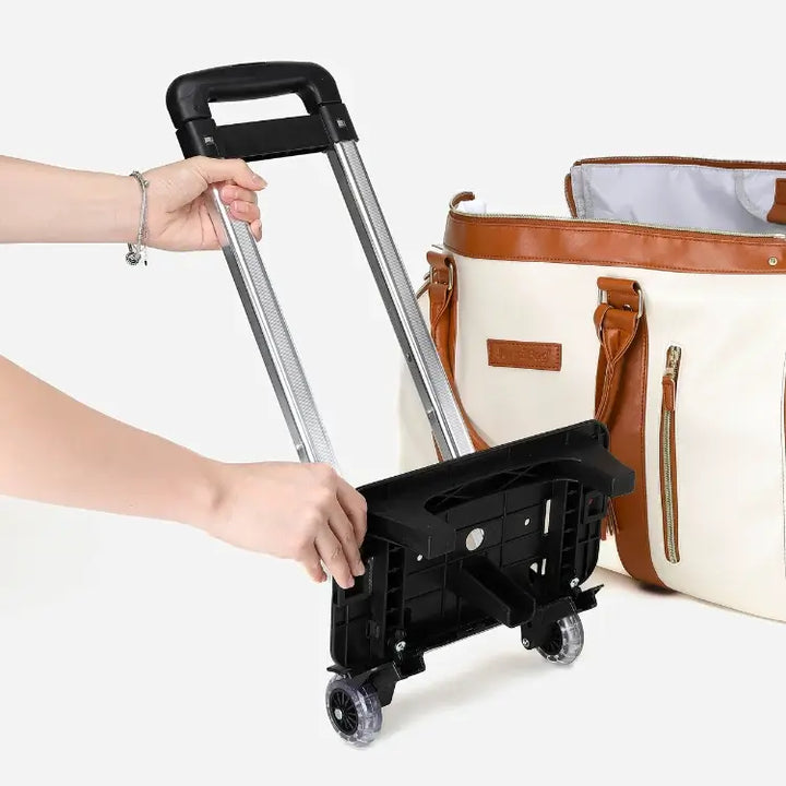 "Romslig JenniBag håndbagasje i beige, 60L, med avtakbare hjul og innovativ design for moderne reisende."