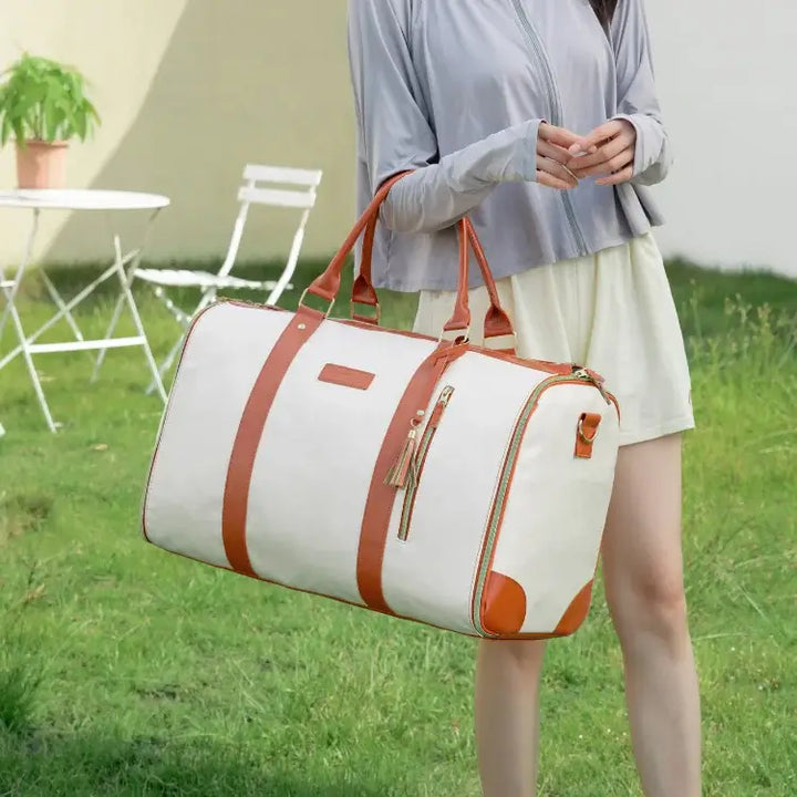 "Romslig JenniBag håndbagasje i beige, 60L, med avtakbare hjul og innovativ design for moderne reisende."