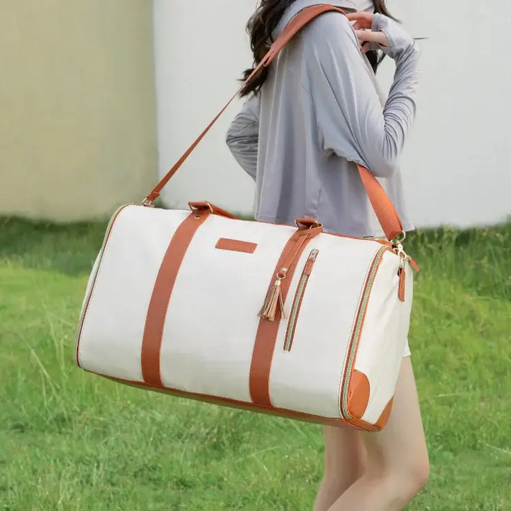 "Romslig JenniBag håndbagasje i beige, 60L, med avtakbare hjul og innovativ design for moderne reisende."