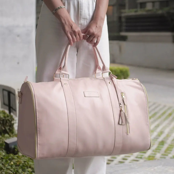 "Romslig JenniBag håndbagasje i beige, 60L, med avtakbare hjul og innovativ design for moderne reisende."