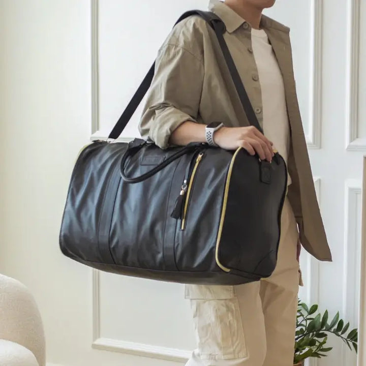 "Romslig JenniBag håndbagasje i beige, 60L, med avtakbare hjul og innovativ design for moderne reisende."