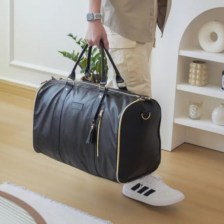 "Romslig JenniBag håndbagasje i beige, 60L, med avtakbare hjul og innovativ design for moderne reisende."