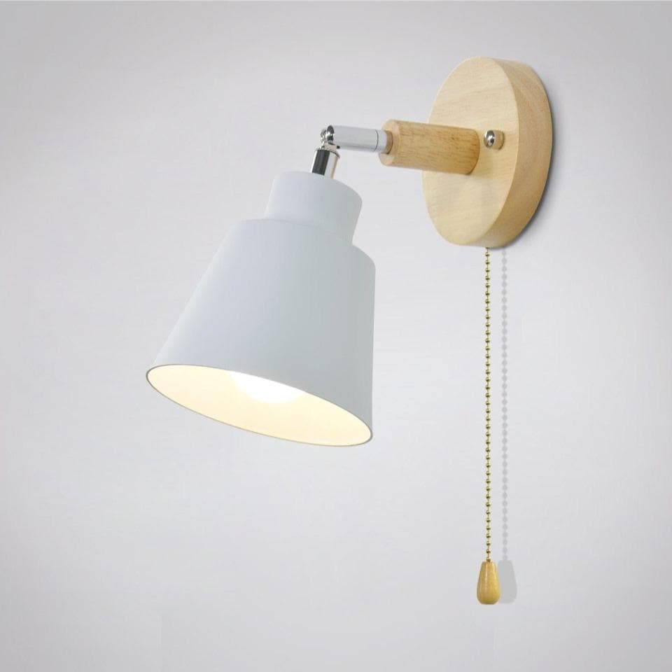 Fleksibel vegglampe for lesing, med roterbar arm og trekkkjedebryter. Perfekt for justerbar innendørs belysning.