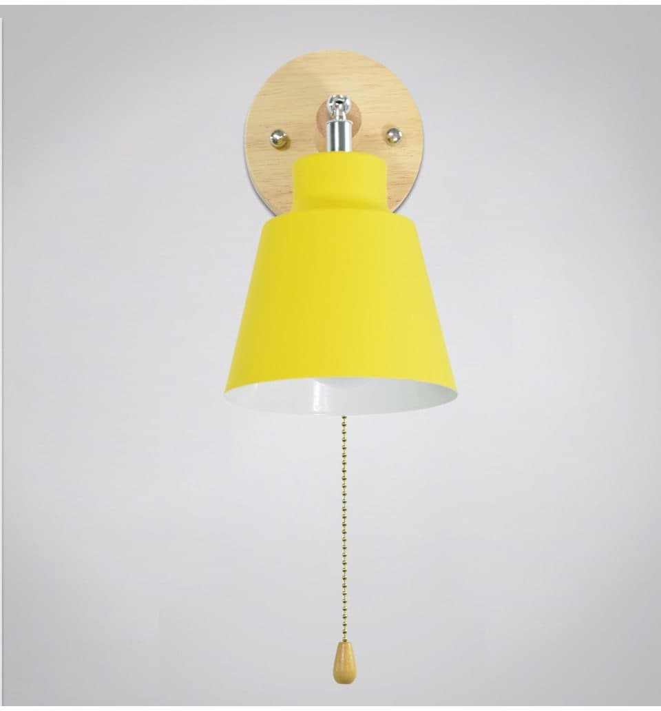 Dekorativ vegglampe i vintage stil, roterbar for justerbar belysning. Med trekkkjedebryter for enkel bruk i hjemmet.