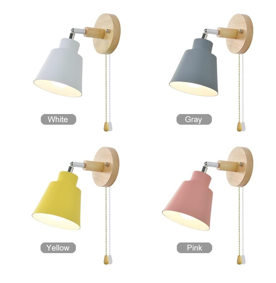 Funksjonell vegglampe med trekkkjedebryter og roterbar arm. Sikrer enkel, justerbar belysning for lesing og mer.