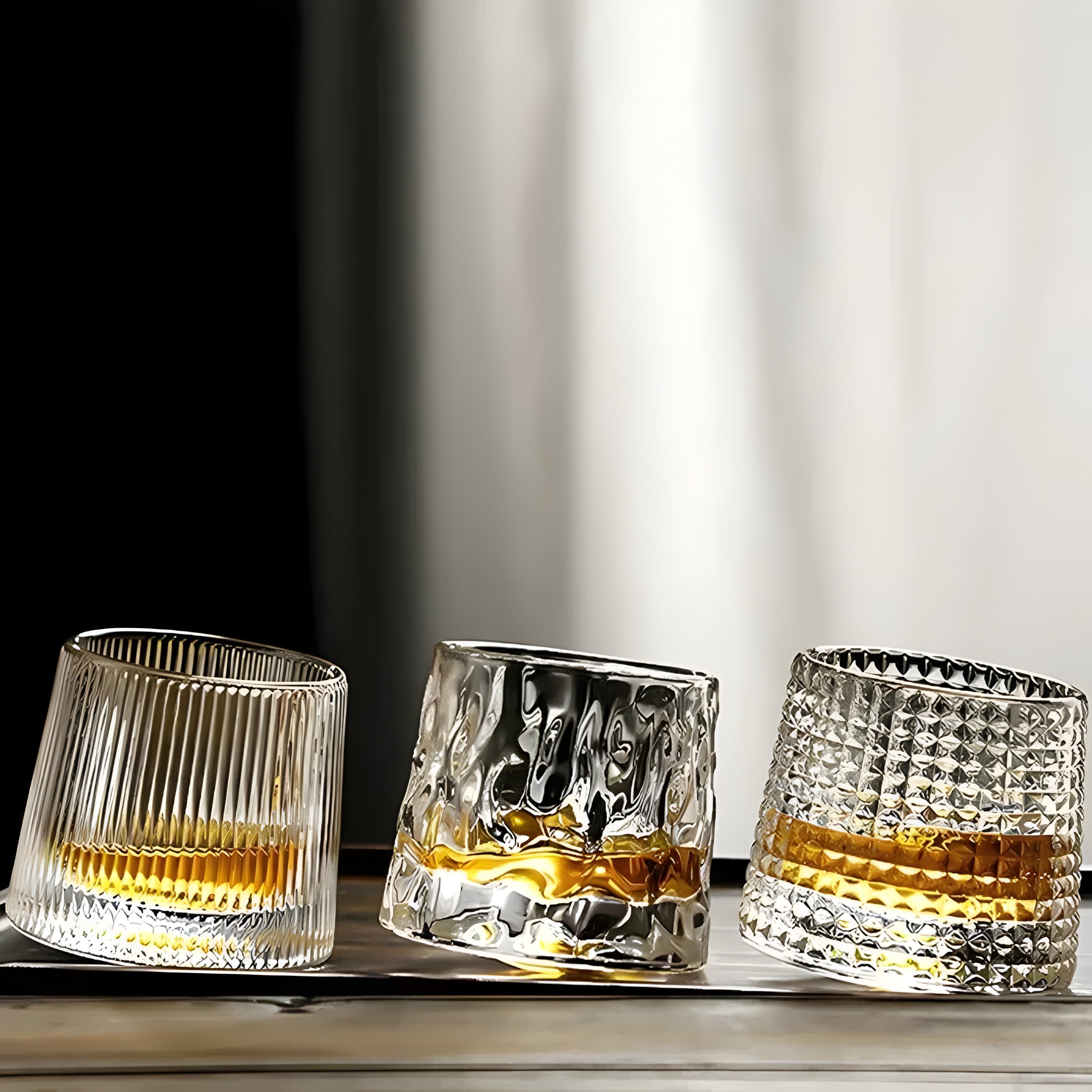 "Roterbart teksturert whiskyglass med rillet mønster og 360° base, perfekt for aroma og drikkeopplevelse."