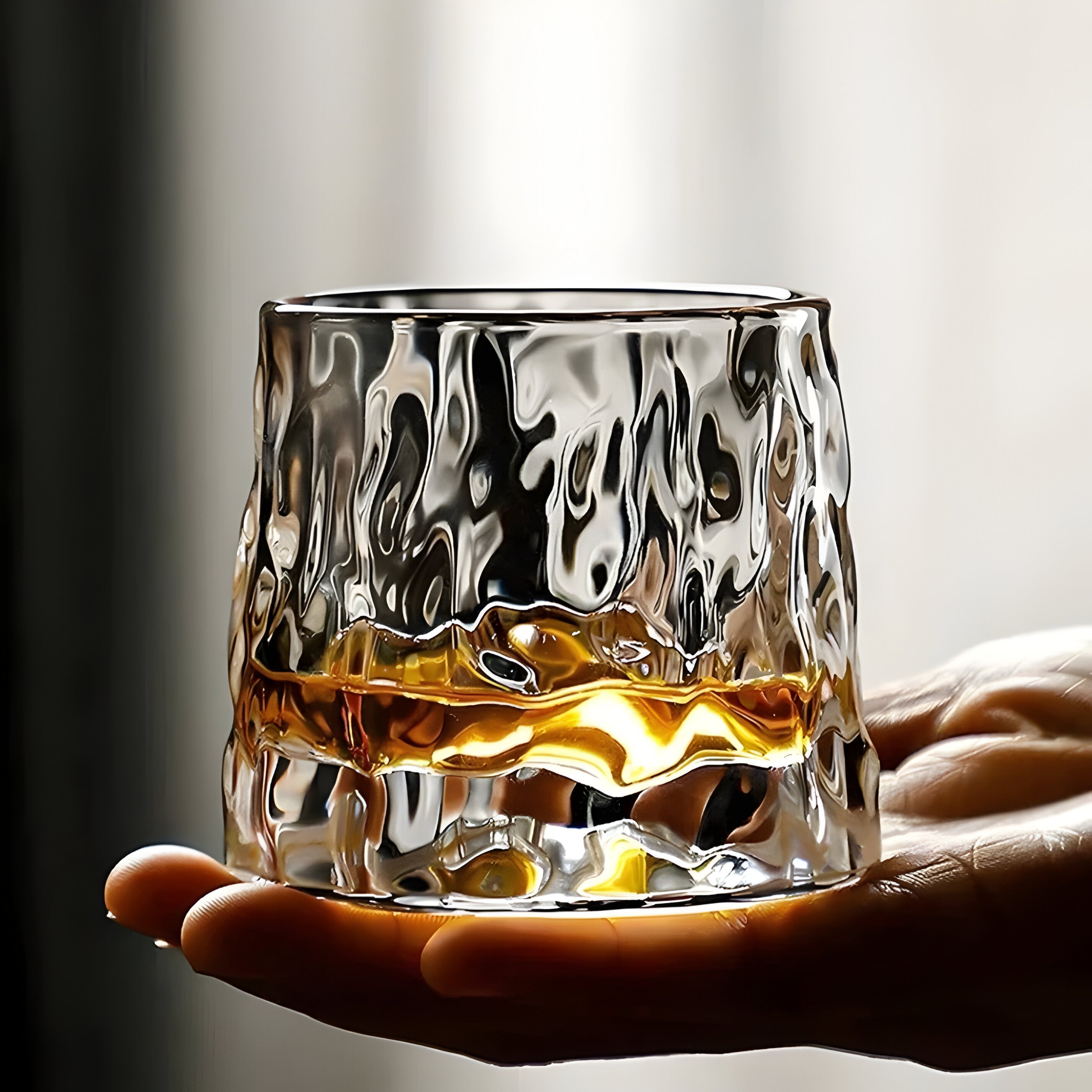 "Roterbart teksturert whiskyglass med rillet mønster og 360° base, perfekt for aroma og drikkeopplevelse."