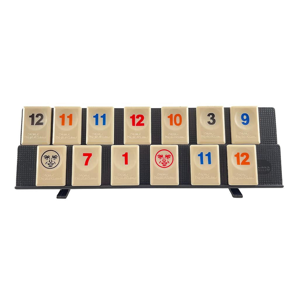 "Rummikub brettspill i spill, fargerike brikker på brettet, strategisk familiespill for 2-4 personer"