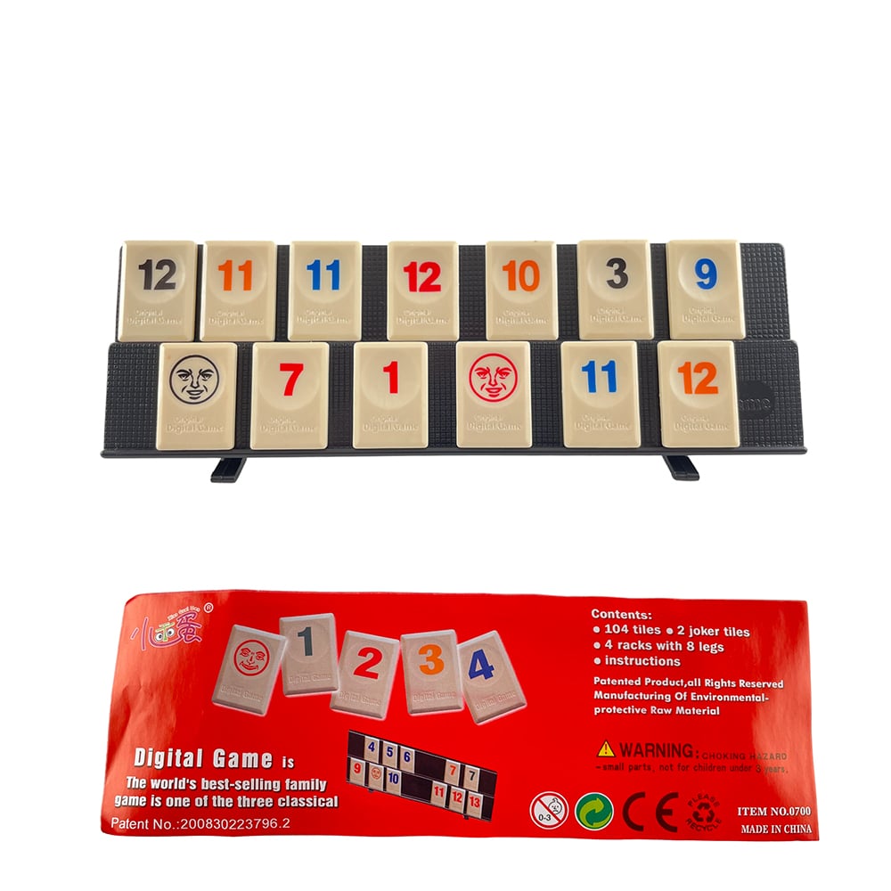 "Rummikub brettspill i spill, fargerike brikker på brettet, strategisk familiespill for 2-4 personer"