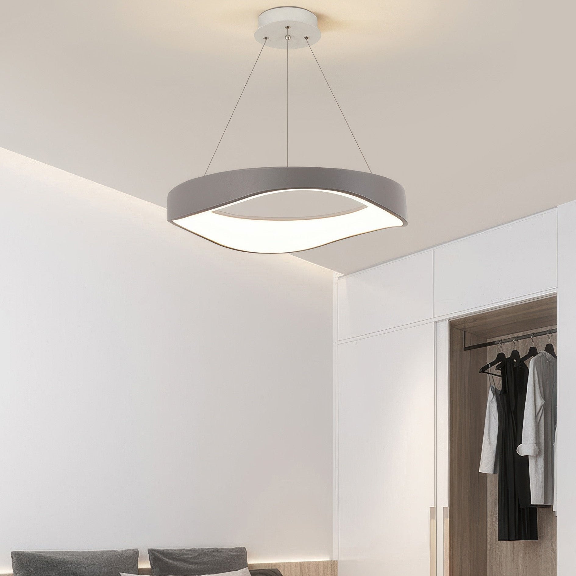 "Rund moderne LED pendellampe, justerbar høyde, elegant design, energieffektiv for hjem og kjøkken. Stilig belysning."