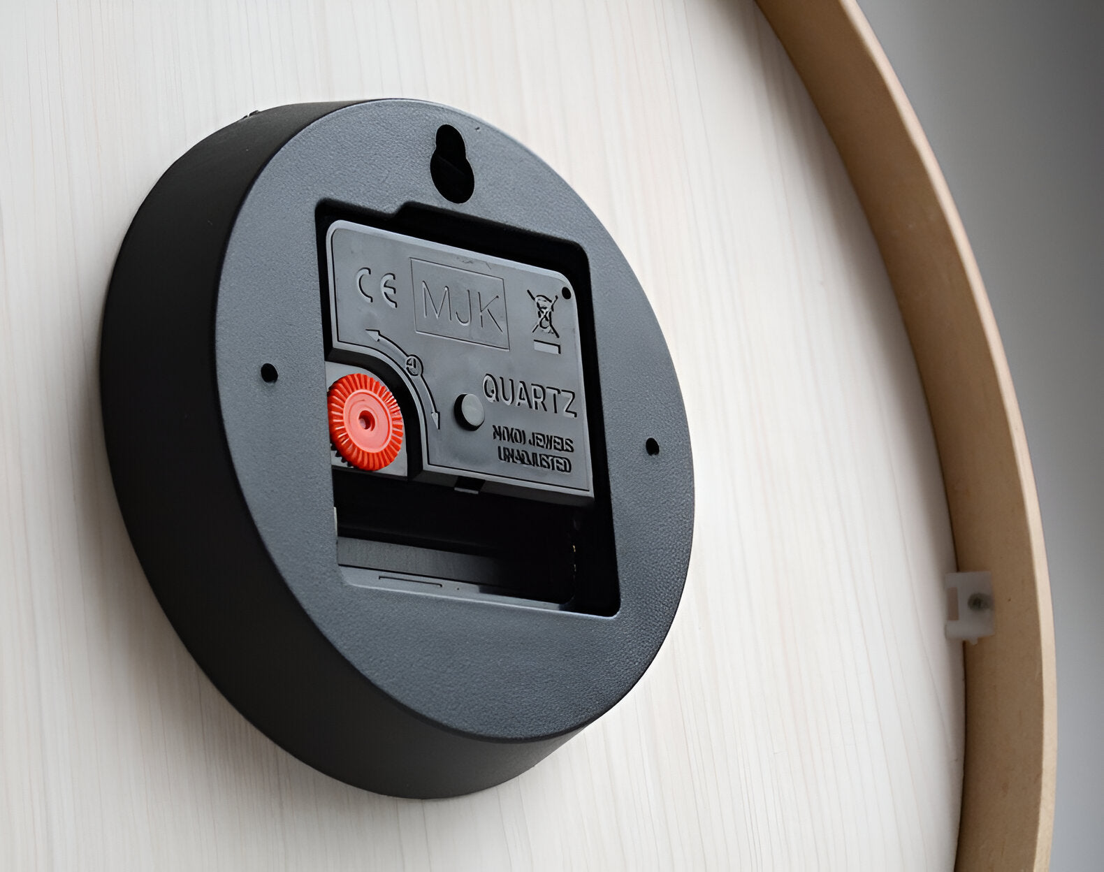 "Rund nordisk treveggklokke med minimalistisk design, elegant trefinish, perfekt for moderne interiør."