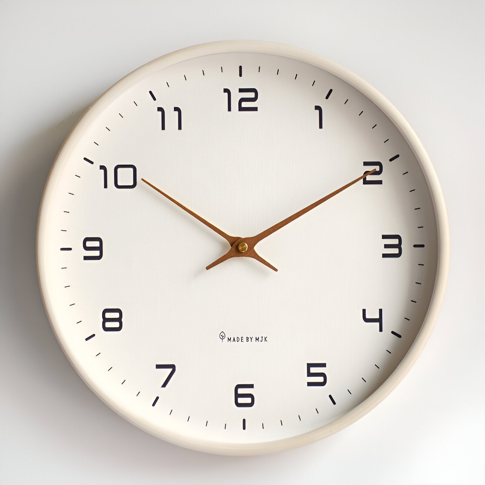 "Rund nordisk treveggklokke med minimalistisk design, elegant trefinish, perfekt for moderne interiør."