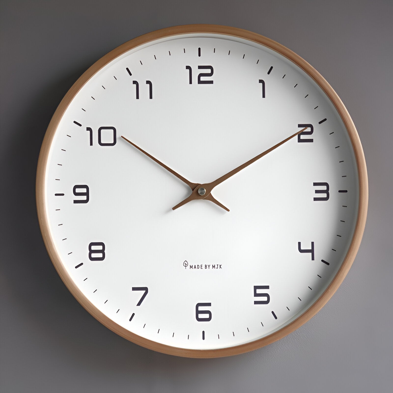 "Rund nordisk treveggklokke med minimalistisk design, elegant trefinish, perfekt for moderne interiør."