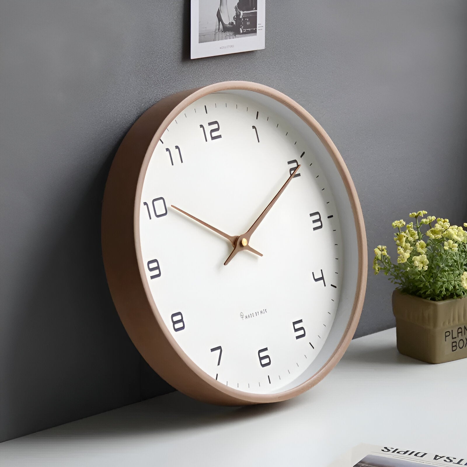 "Rund nordisk treveggklokke med minimalistisk design, elegant trefinish, perfekt for moderne interiør."