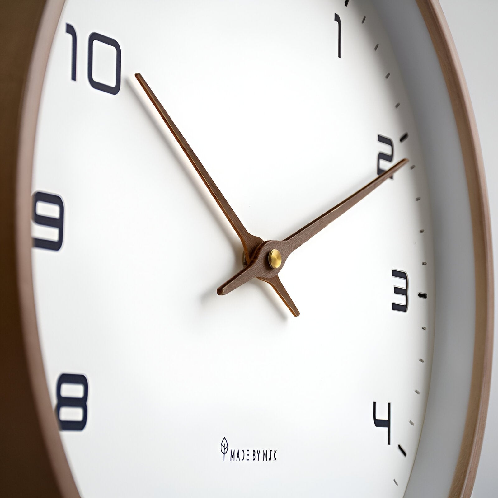 "Rund nordisk treveggklokke med minimalistisk design, elegant trefinish, perfekt for moderne interiør."