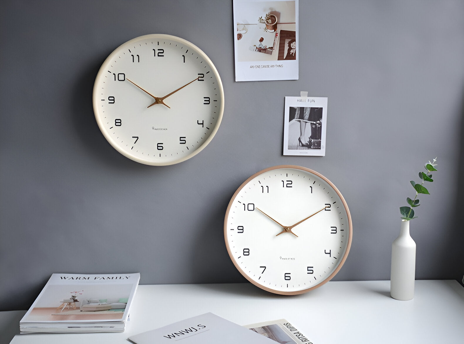 "Rund nordisk treveggklokke med minimalistisk design, elegant trefinish, perfekt for moderne interiør."