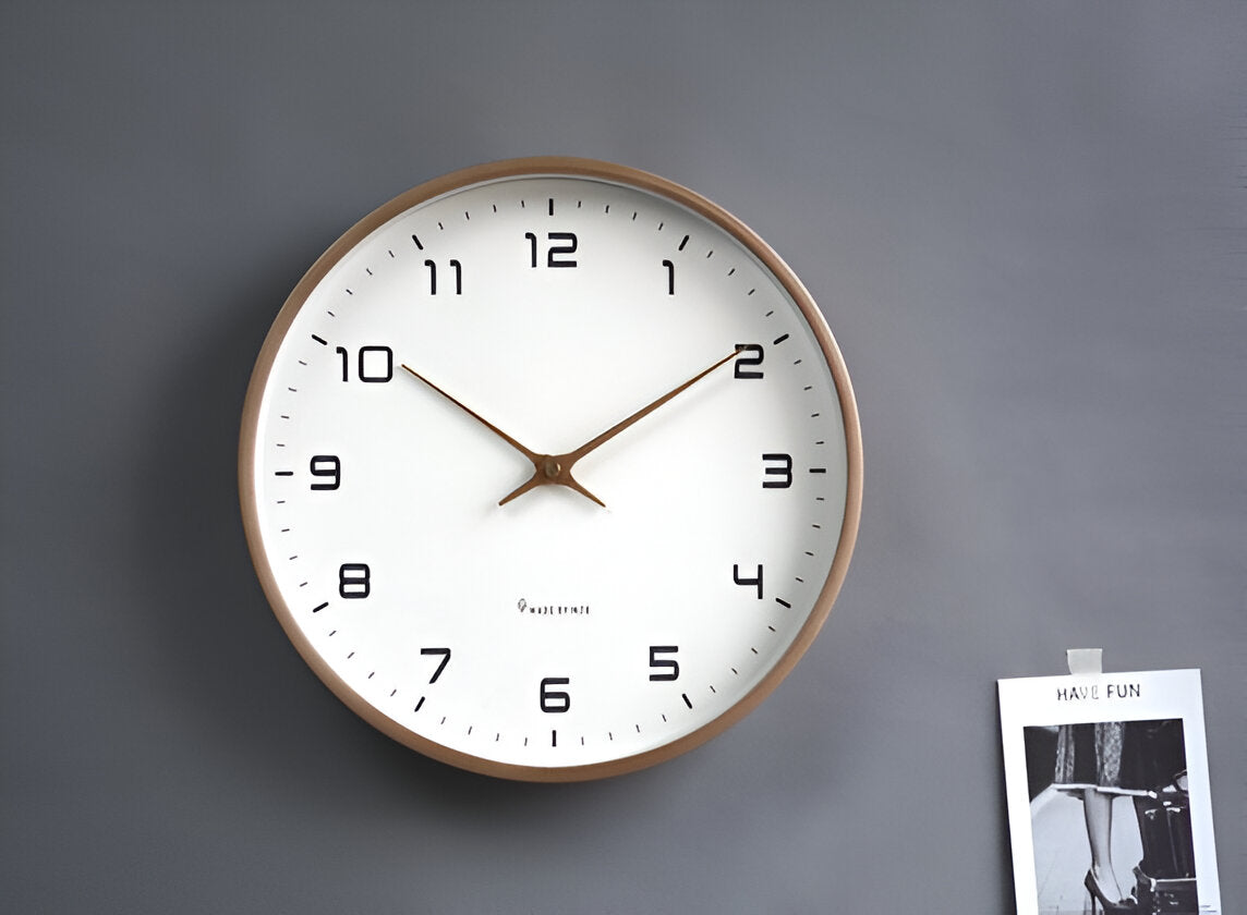 "Rund nordisk treveggklokke med minimalistisk design, elegant trefinish, perfekt for moderne interiør."