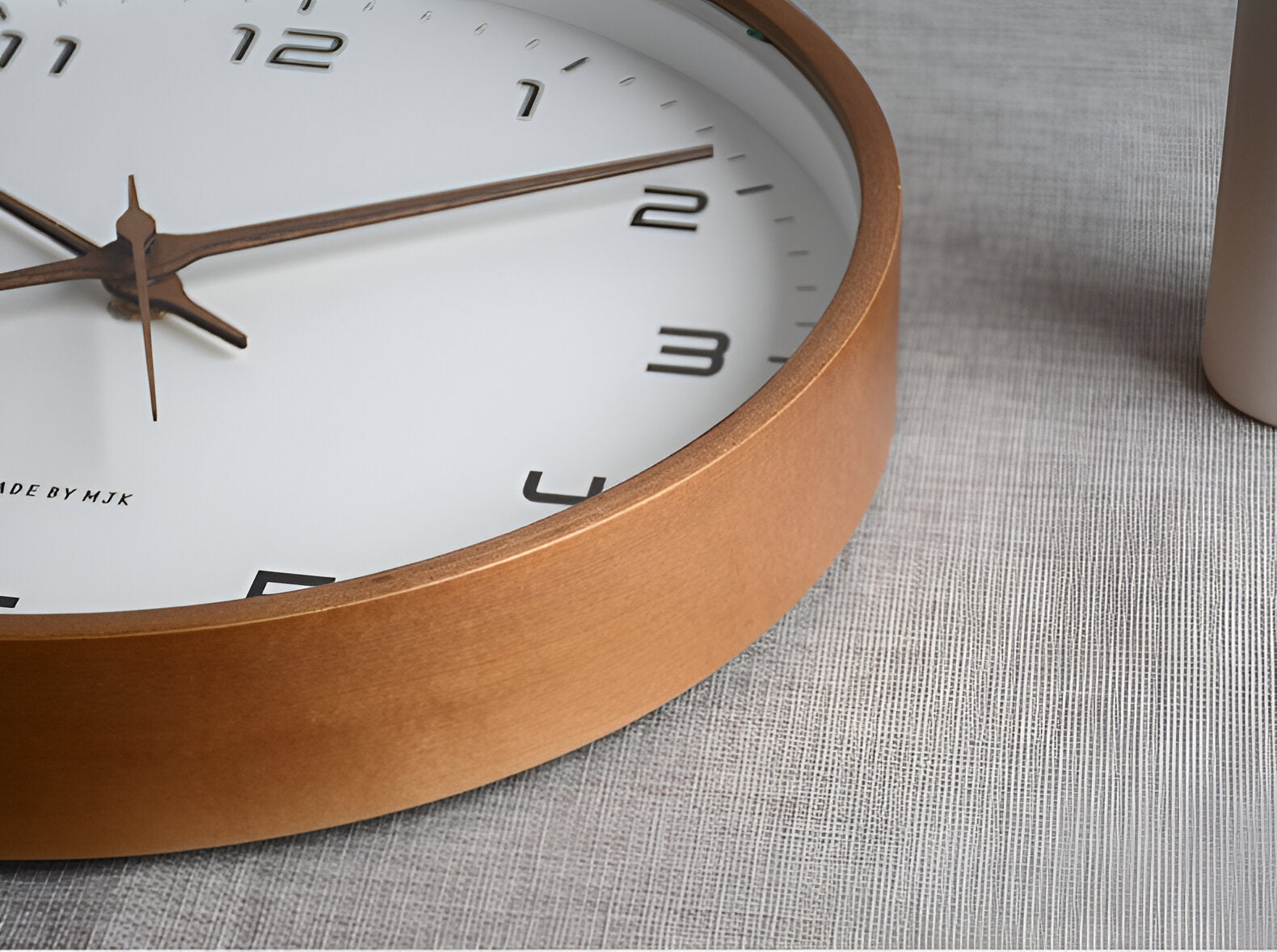"Rund nordisk treveggklokke med minimalistisk design, elegant trefinish, perfekt for moderne interiør."