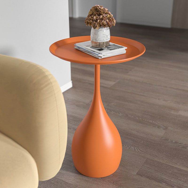 Unikt rundt bord i metall for stuen, kombinerer middelalderstil med moderne minimalisme.