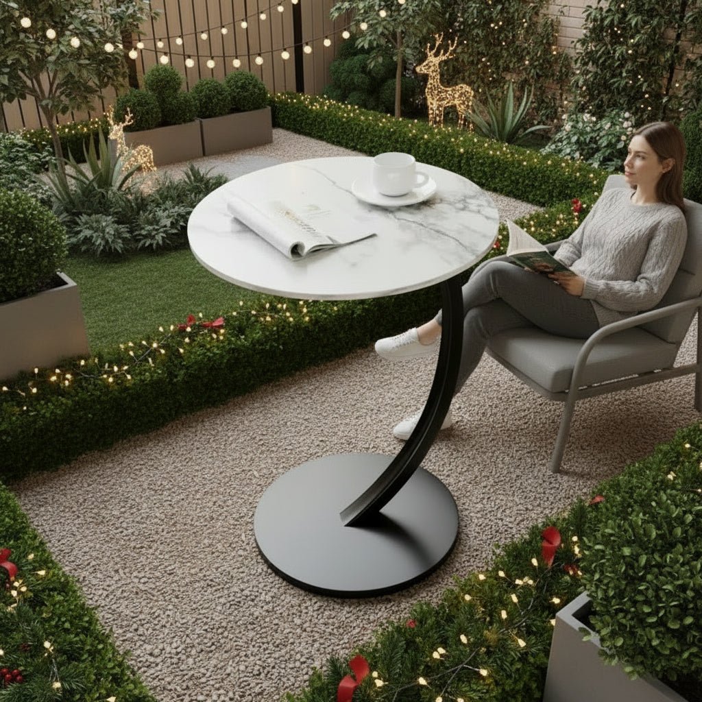 Kompakt rundt sidebord, ideelt for små rom og fleksibel bruk i interiøret.