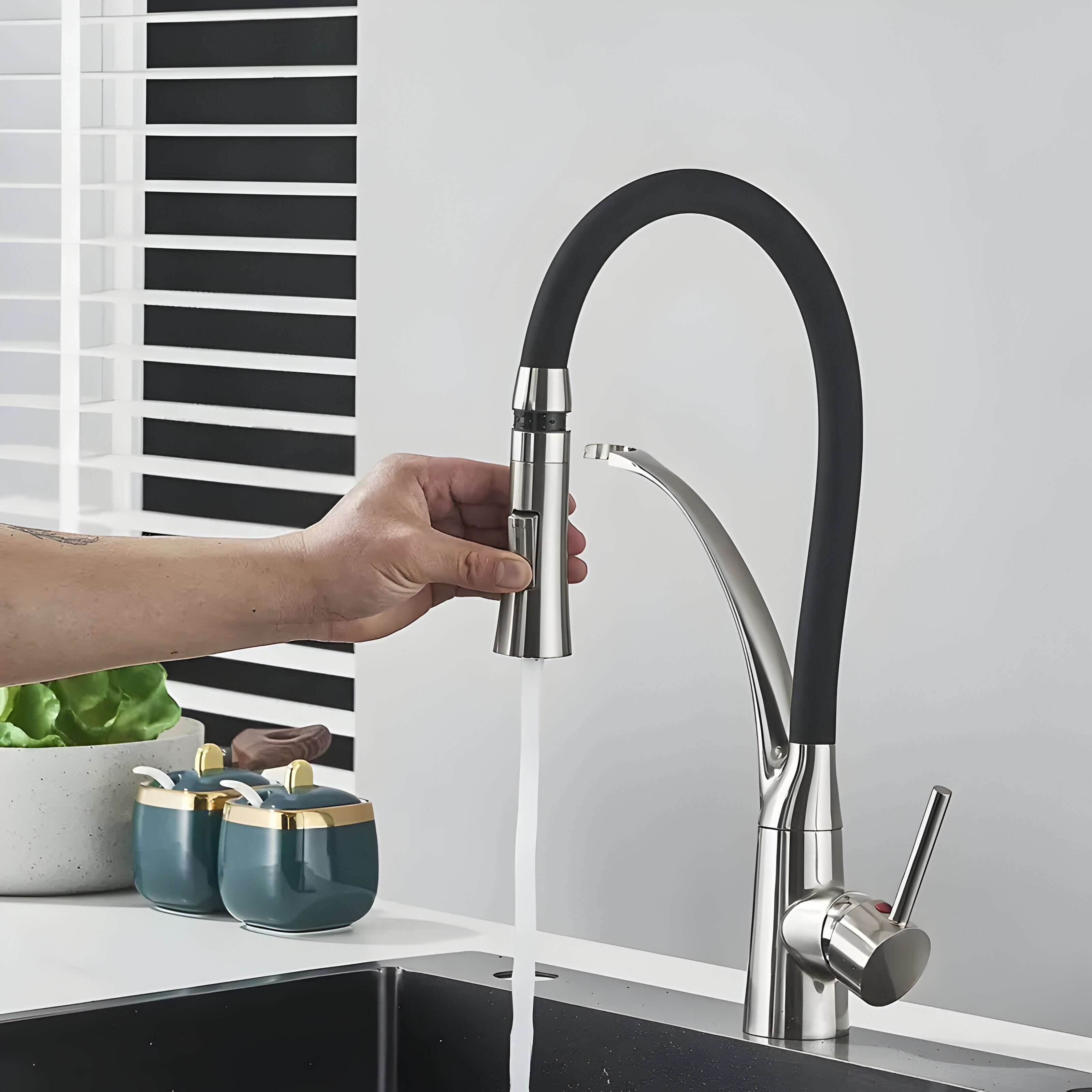 "Rustfri stål kjøkkenkran med uttrekkbar dusj, moderne design, 360° rotasjon for fleksibel bruk over enkelt- eller dobbeltvas