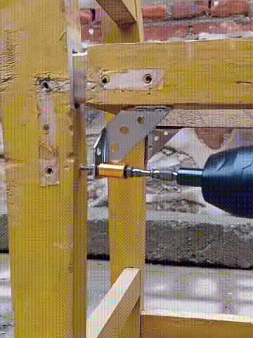 Rustfritt stål hjørnekobling, trekantformet for stabilitet. Børstet finish, ideell for møbler, enkel installasjon.