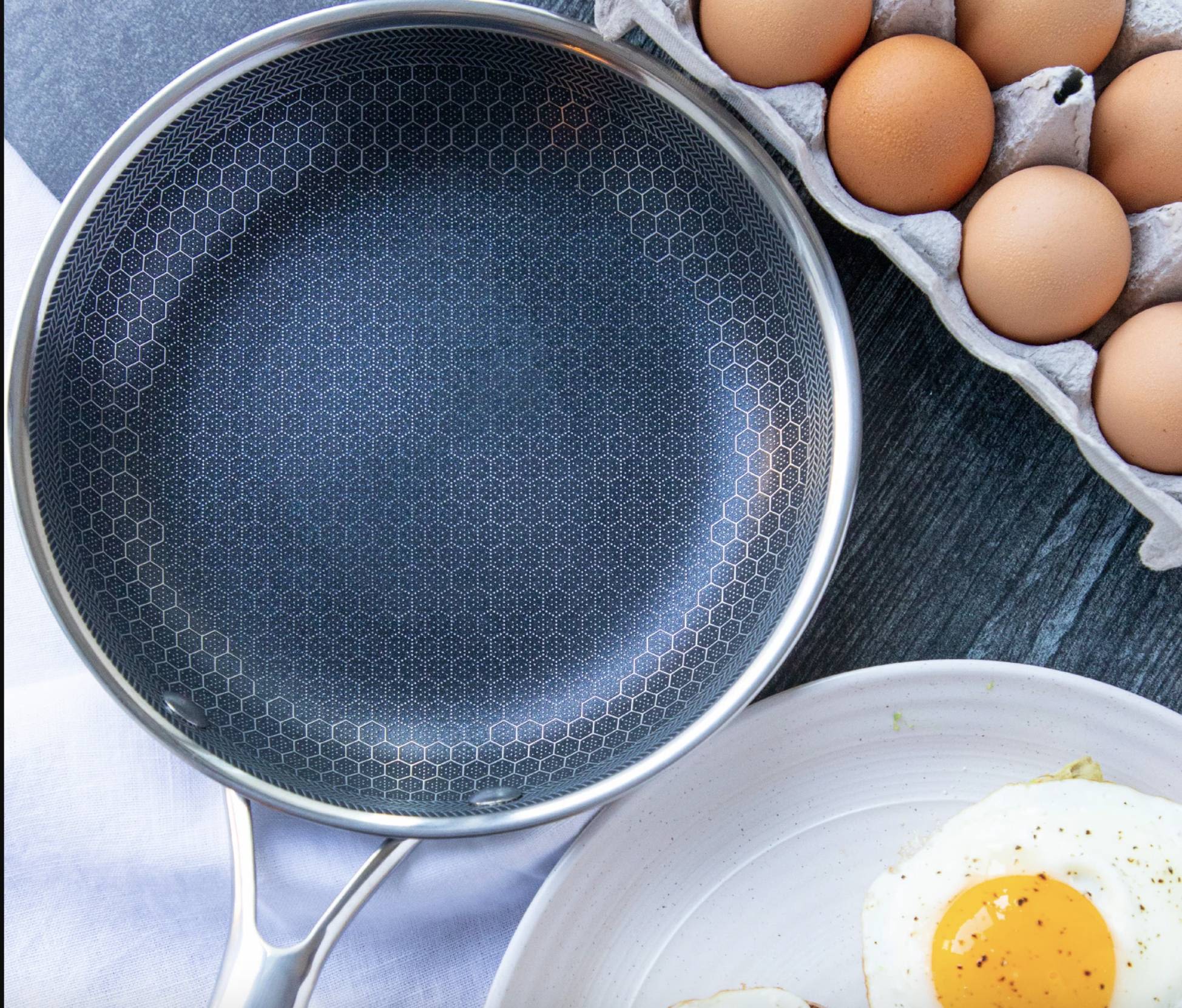 "Rustfritt stål stekepanne med non-stick pixelteknologi, elegant design, og ripefri overflate for optimal varmefordeling."