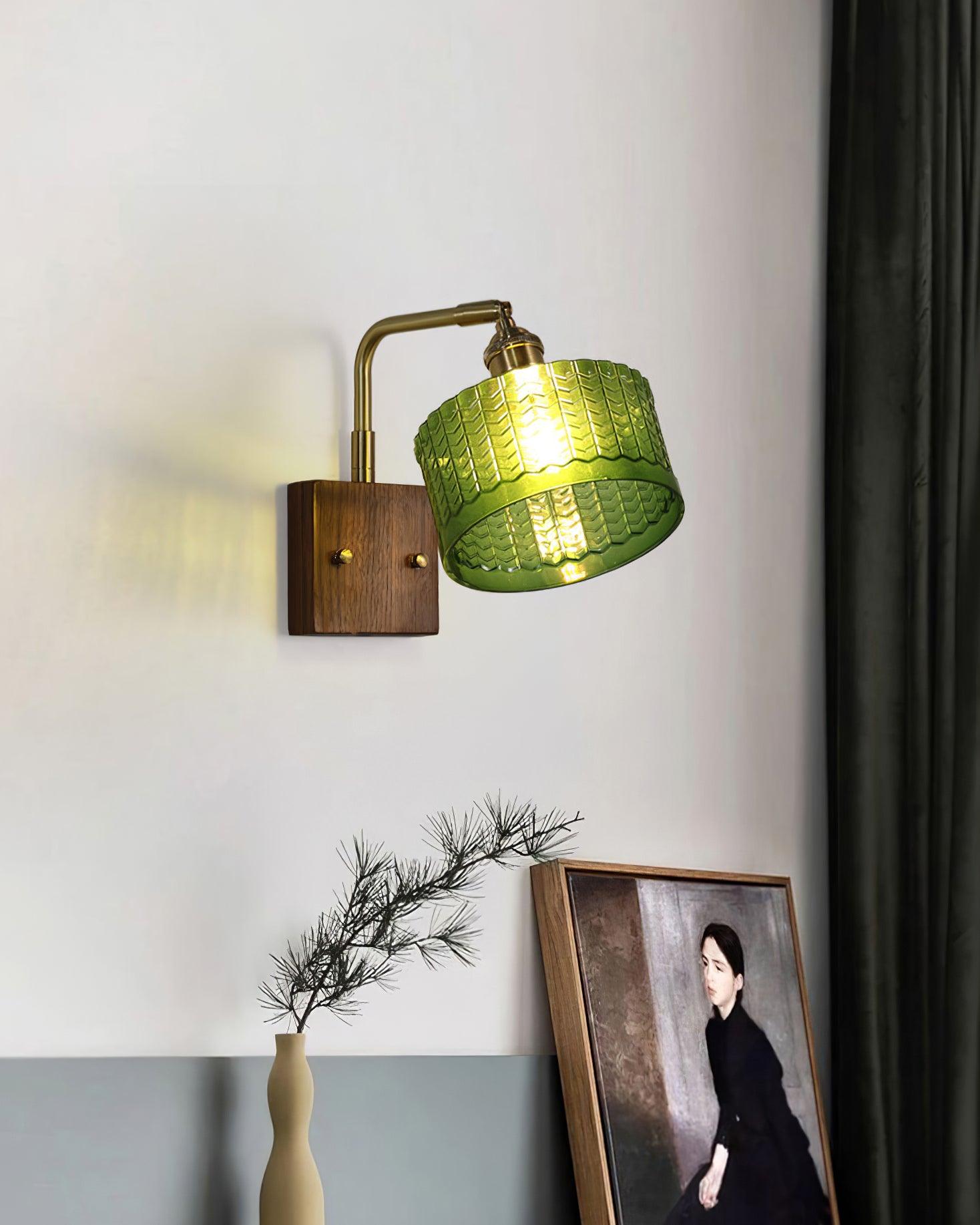 "Rustikk Camela vegglampe med grønn fiskeskalamønstret kunstglasskjerm, antikk messing og tre."