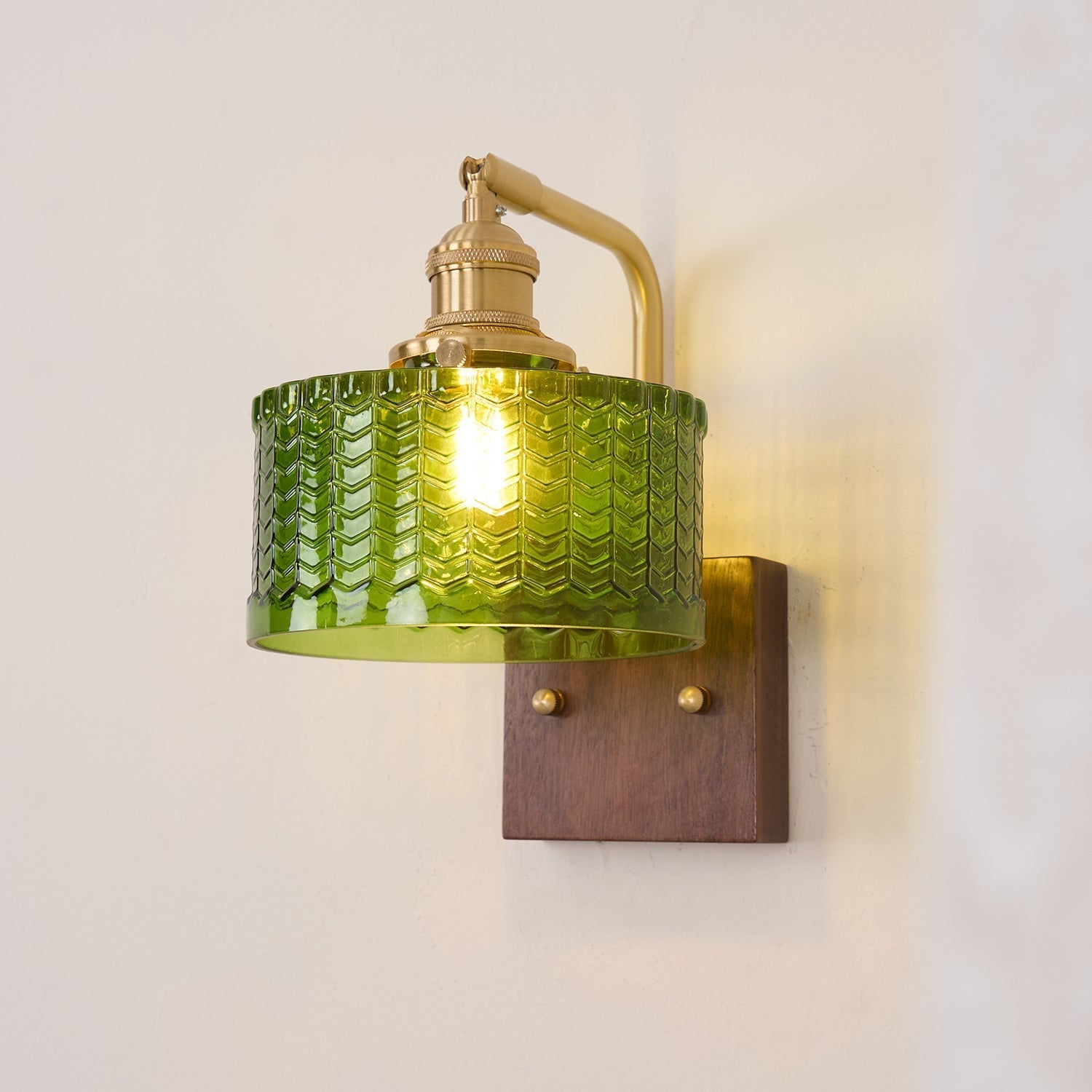 "Rustikk Camela vegglampe med grønn fiskeskalamønstret kunstglasskjerm, antikk messing og tre."