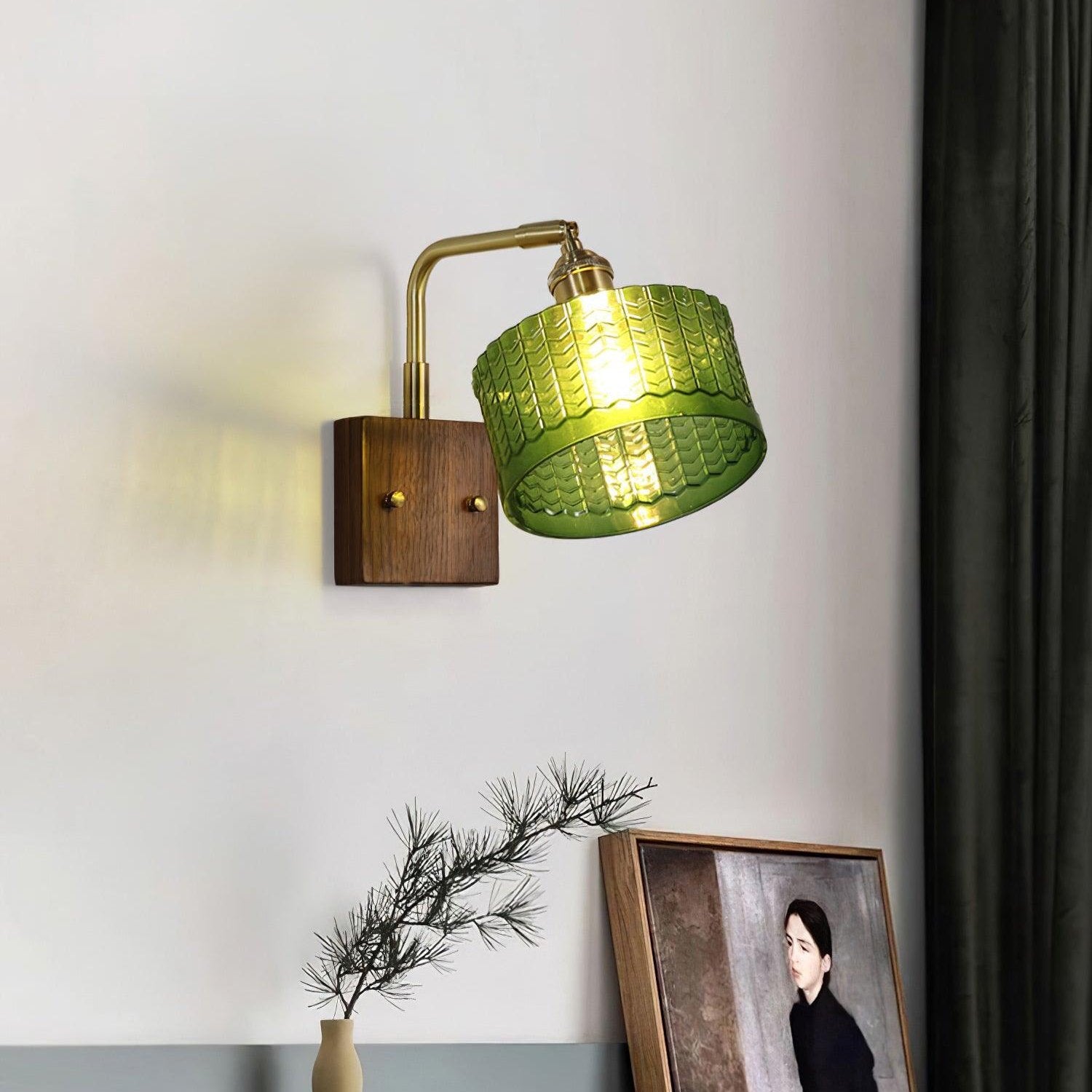 "Rustikk Camela vegglampe med grønn fiskeskalamønstret kunstglasskjerm, antikk messing og tre."