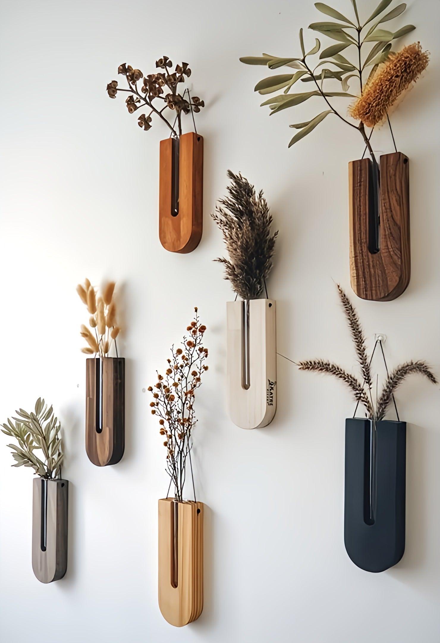 Nesten bilde av treveggdekor i rustikk stil, med en grønn plante, ideell for koselig romdesign.