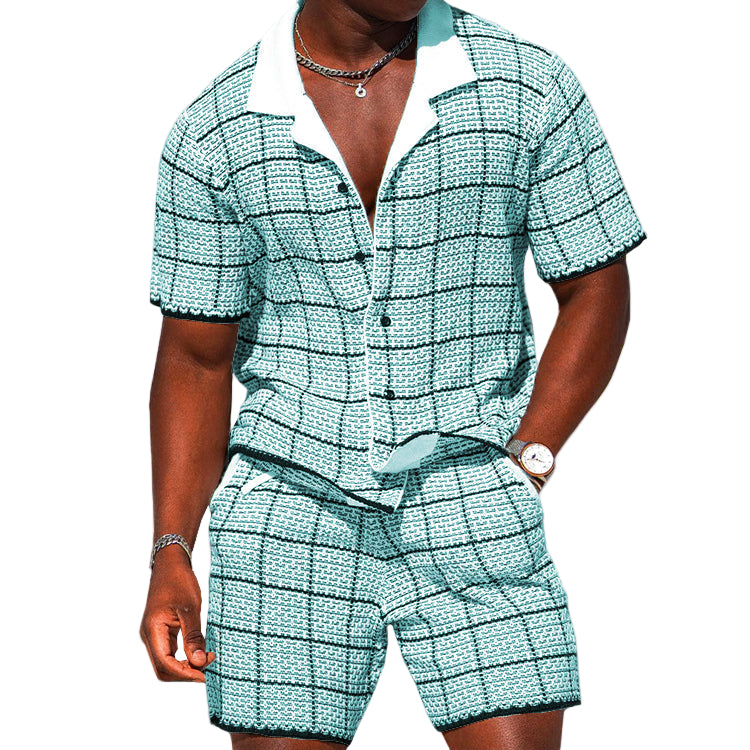 Rutete herre to-delt sett: kortermet skjorte og shorts for casual sommerstil, perfekt ferieklær.